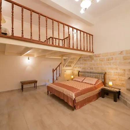 Traditional House Theológos